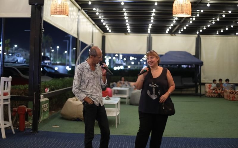 Two guests singing live on the terrace