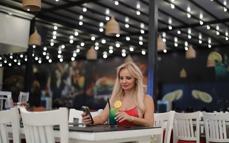 ضيفة مع موكتيل على تراس ريتشي لاونج مساء السبت